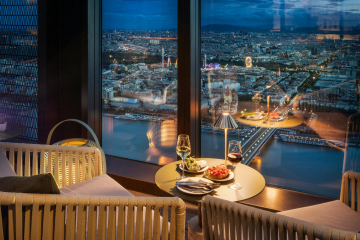 ein Tisch mit Essen und Weingläsern vor einem Fenster